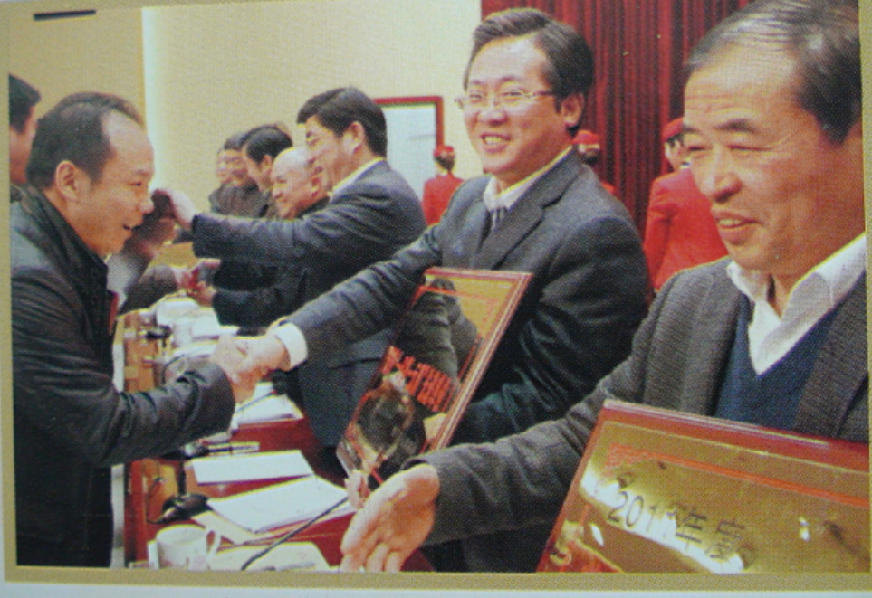 海门市人民政府市长杨曹明为爱心单位颁发奖牌