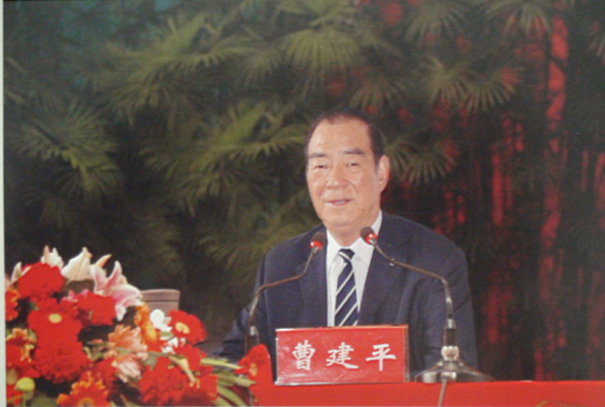 海门市慈善基金会会长曹建平在市慈善大会上作工作报告