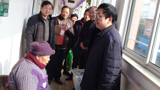 海门市慈善基金会理事长黄汉忠上门慰问孤寡老人