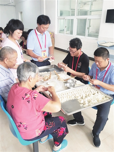 全市各地志愿者“情暖百家敬老院”